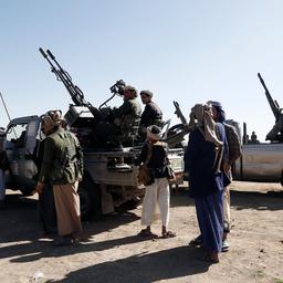 Oeltanker brennt vor jemenitischer Kueste Houthis behaupten Raketenangriff Im