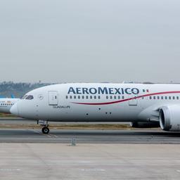 Passagier oeffnet Nottuer eines verspaeteten mexikanischen Flugzeugs und betritt den