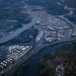 Polizei verhaftet erste Drogenschmugglerin ueberhaupt im Rotterdamer Hafen Inlaendisch