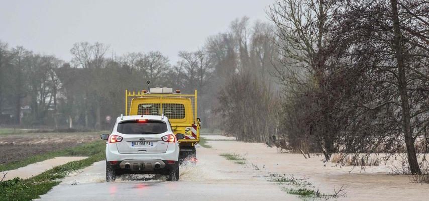 Regenfaelle und Stuerme sorgen auch jenseits der Grenze fuer Ueberschwemmungen