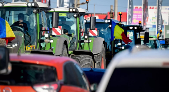 Rumaenische Landwirte und Transportunternehmer protestieren und blockieren den Grenzzugang zur