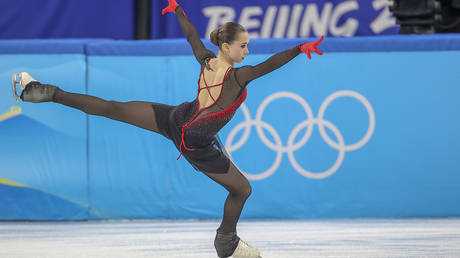 Russische olympische Eiskunstlaeufer wurden nach der Sperre von Valieva auf