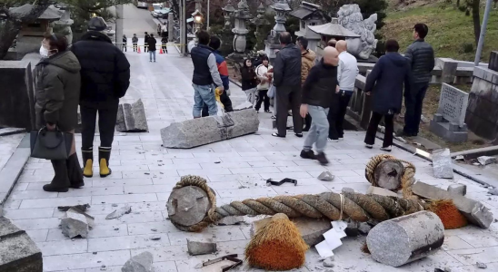 Schweres Erdbeben in Japan loest Tsunami Wellen aus Anwohner werden aufgefordert