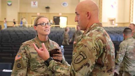 US Armee entlaesst „bahnbrechende Offizierin – Medien – World