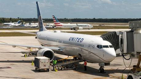 US Luftfahrtunternehmen entdeckt lose Schrauben an am Boden liegenden Boeing 737