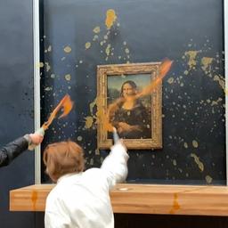 Umweltschuetzer werfen Suppe gegen Glas vor Mona Lisa im Louvre