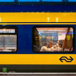 Vier Zuege zwischen Rotterdam und Dordrecht gestrandet ein Zug evakuiert