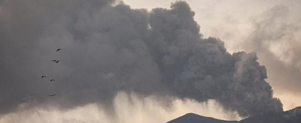 Vulkanausbruch in Indonesien Tausende wurden nach dem Vulkanausbruch in Indonesien