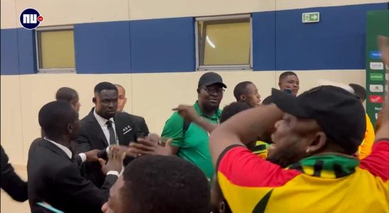 Wuetende ghanaische Journalisten warten auf den Bus der Nationalmannschaft