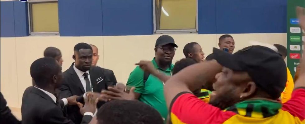 Wuetende ghanaische Journalisten warten auf den Bus der Nationalmannschaft