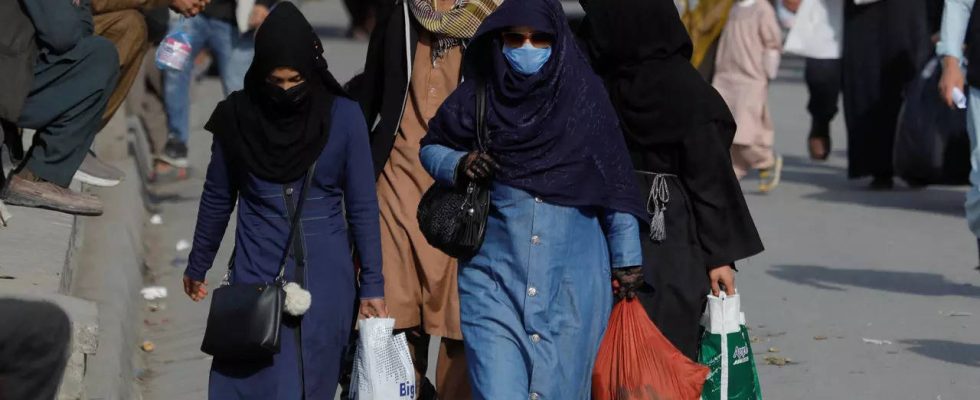„Schlechter Hijab Make up verwenden Taliban schlagen aus und nehmen afghanische