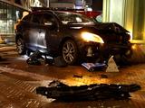 Auto rijdt na botsing tegen ministerie in Den Haag aan