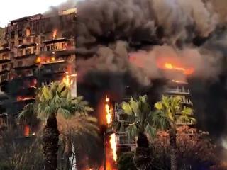 Vuurzee verwoest flatgebouw in Valencia