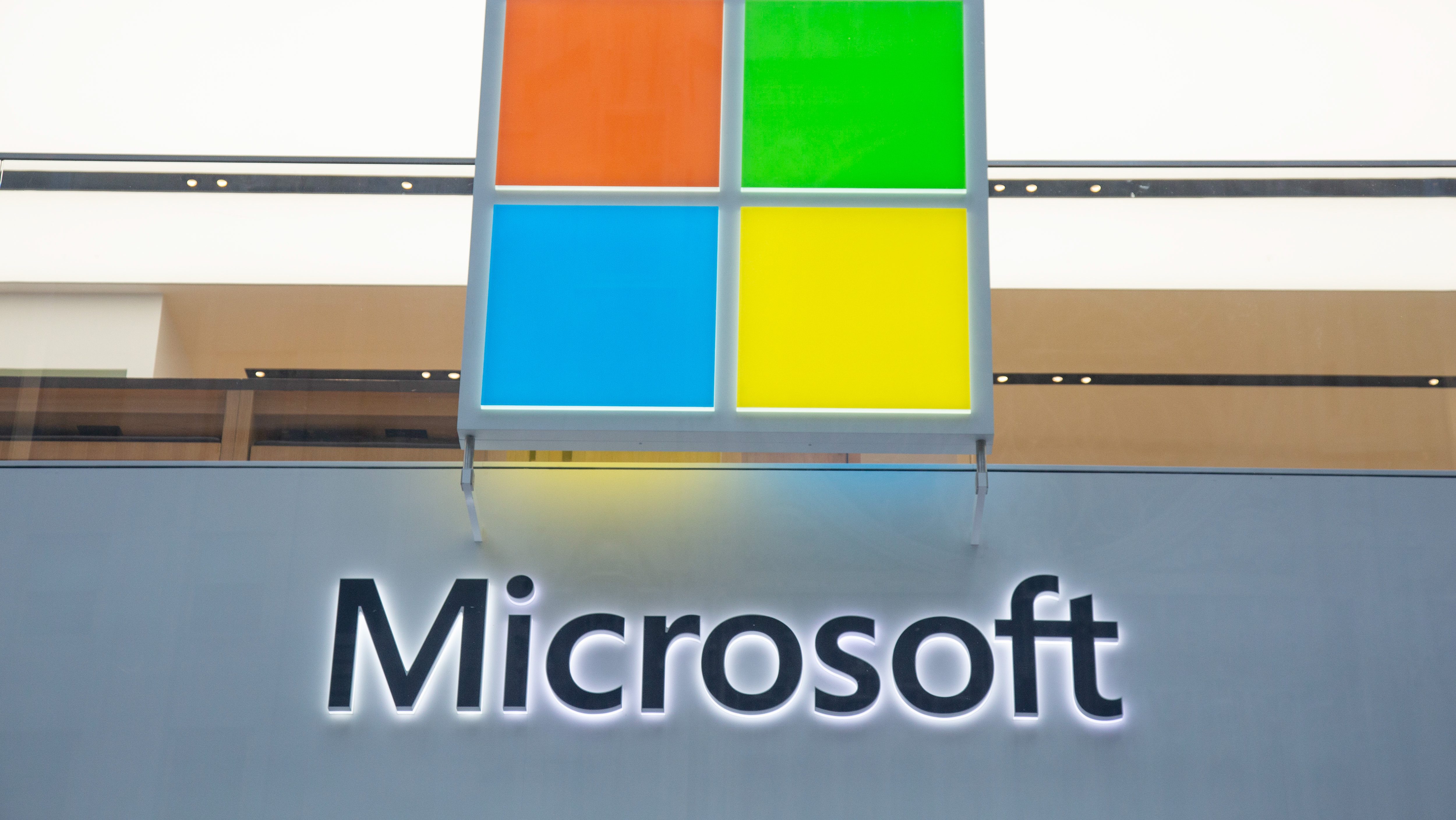 Ein Microsoft Store-Eingang mit dem Firmenlogo