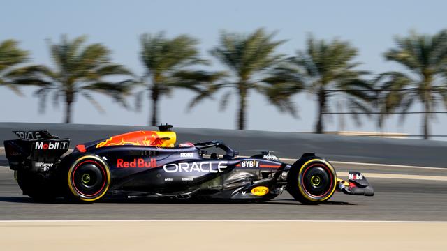 Beeld uit video: Max Verstappen rijdt eerste rondje in Bahrein tijdens vrije training