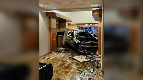 Auto rast in die Notaufnahme eines Krankenhauses VIDEO – World