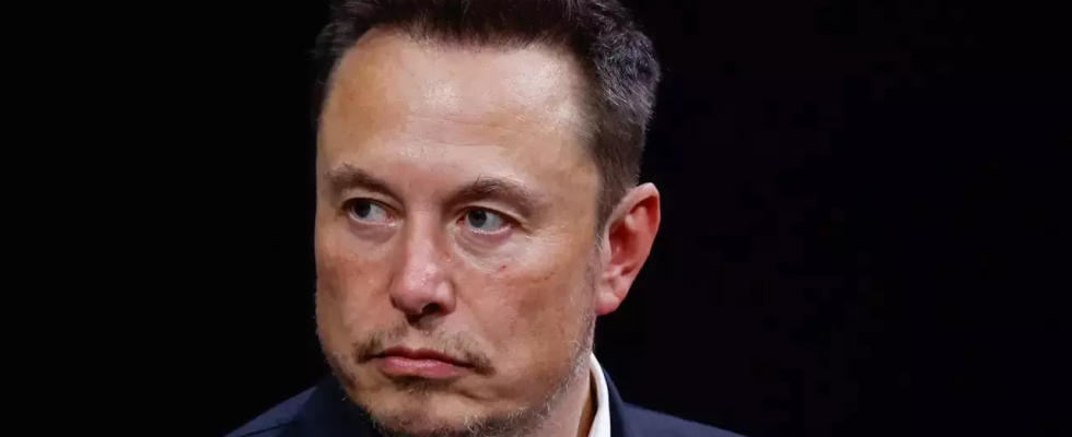 Benutzt Elon Musk einen alternativen Griff um sich selbst und