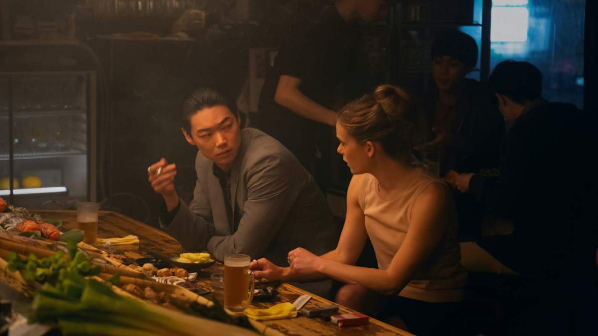 Sato und Samantha in einem Restaurant.  Dieses Bild ist Teil eines Artikels über die besten Serien wie True Detective.