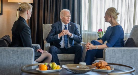 Biden trifft sich mit Frau und Tochter Nawalny und kuendigt