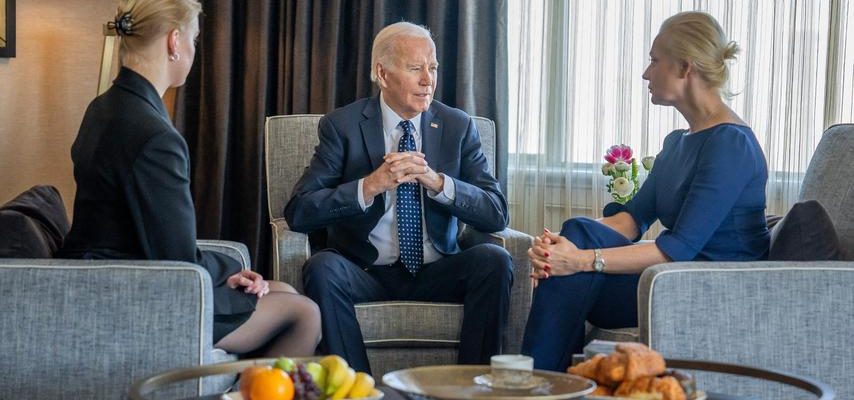 Biden trifft sich mit Frau und Tochter Nawalny und kuendigt