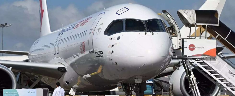 Chinas erstes selbstgebautes Verkehrsflugzeug feiert internationales Debuet