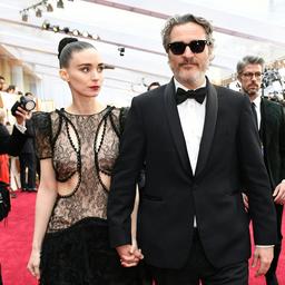 Das Schauspielerpaar Rooney Mara und Joaquin Phoenix erwartet ihr zweites