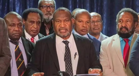 Der Premierminister von Papua Neuguinea muss sich nach toedlichen Unruhen einem
