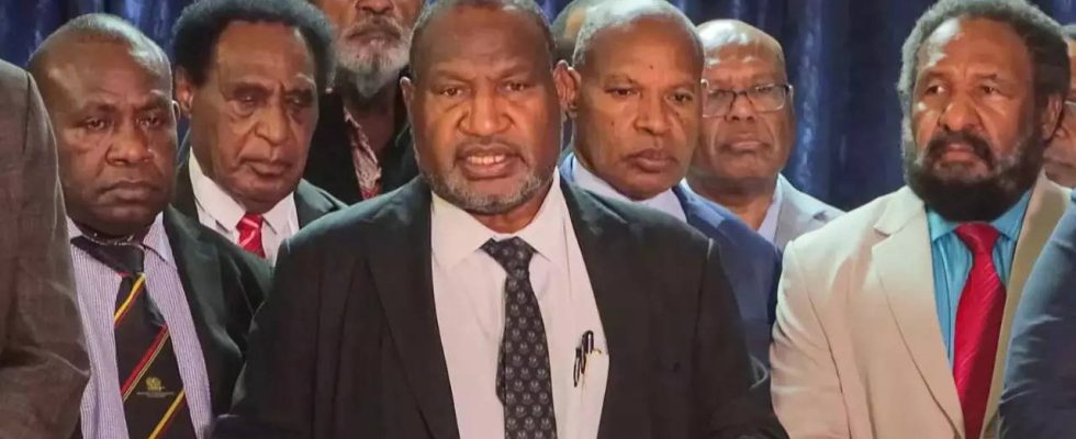 Der Premierminister von Papua Neuguinea muss sich nach toedlichen Unruhen einem