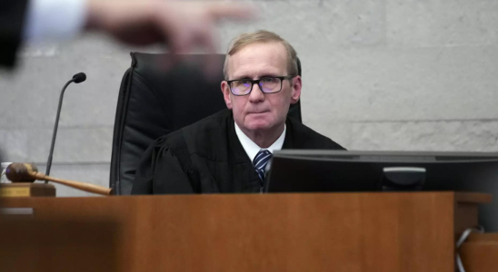Der Richter erklaert ein Fehlverfahren im Mordprozess gegen einen ehemaligen