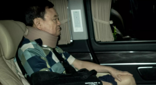 Der ehemalige thailaendische Premierminister Thaksin kehrt aus dem Polizeikrankenhaus nach
