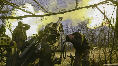 Deutschland prueft indische Artilleriebestaende um die Ukraine zu bewaffnen –