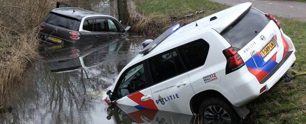 Die Polizei rettet ein Auto im Castricum Graben und landet selbst