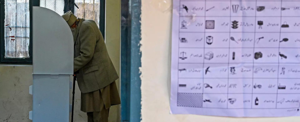 Die Wahl in Pakistan endet inmitten von Gewalt