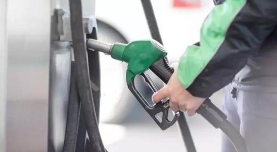 Die pakistanische Uebergangsregierung erhoeht den Benzinpreis um 273 PKR pro