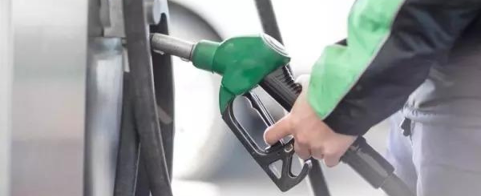 Die pakistanische Uebergangsregierung erhoeht den Benzinpreis um 273 PKR pro