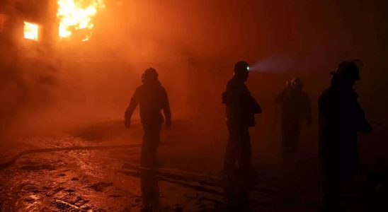 Drohnenangriff in der Ukraine setzt russisches Oellager in Flammen behaupten