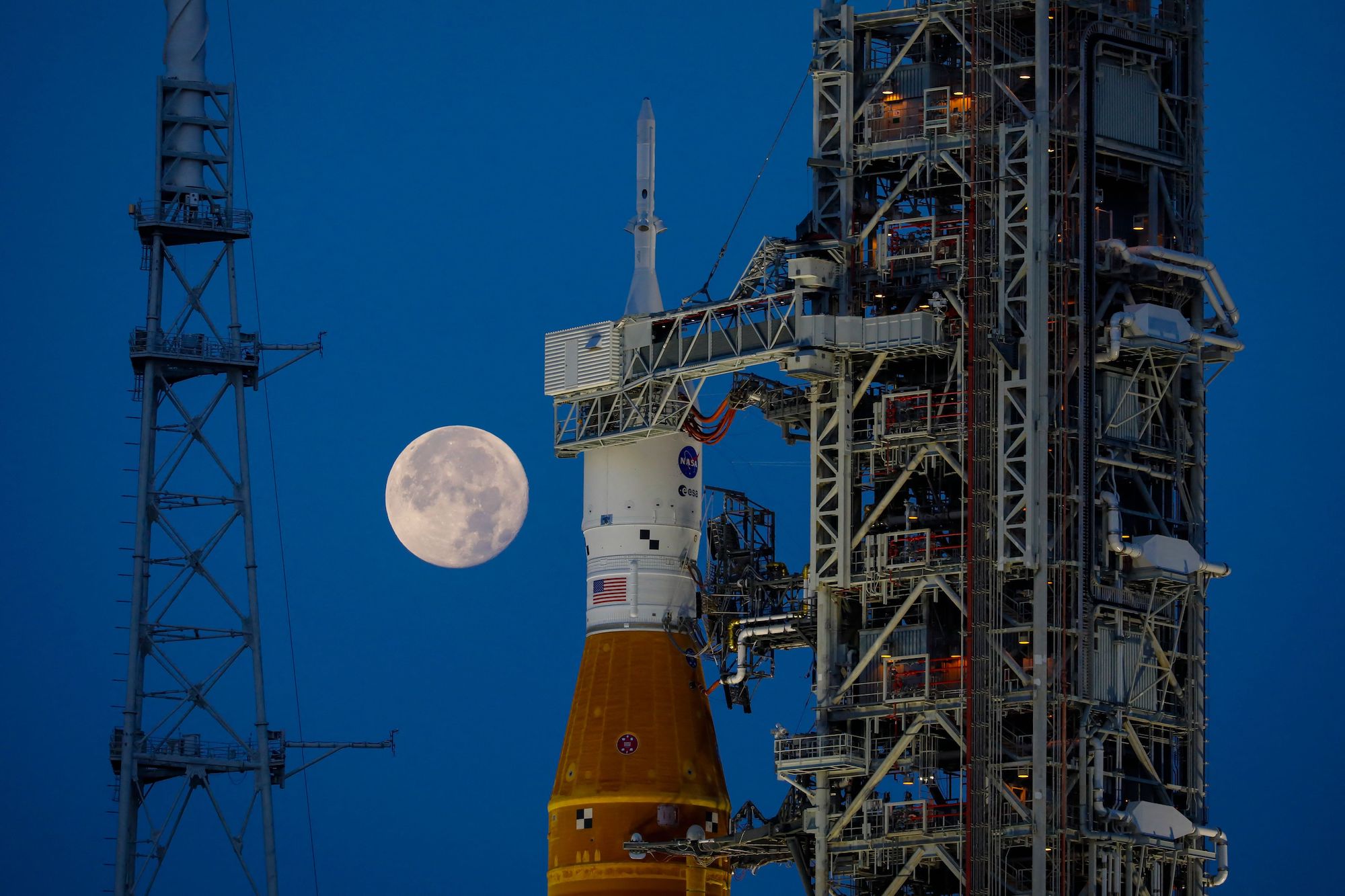 Die Mondrakete Artemis I der NASA steht auf dem Launch Pad Complex 39B im Kennedy Space Center