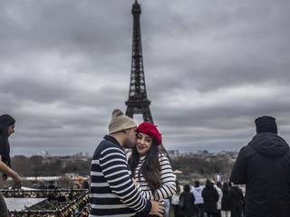 Eiffelturm oeffnet am Sonntag nach Einigung mit streikenden Mitarbeitern wieder