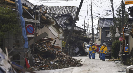 Einen Monat nach dem Erdbeben in Japan stellen Freiwillige einen