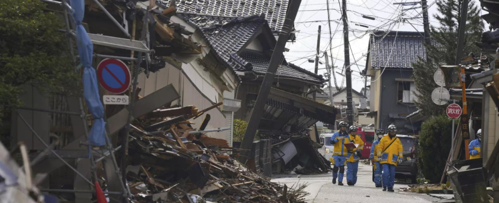 Einen Monat nach dem Erdbeben in Japan stellen Freiwillige einen