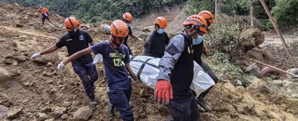 Erdrutsch begrub am Dienstag ein philippinisches Dorf die Zahl betraegt