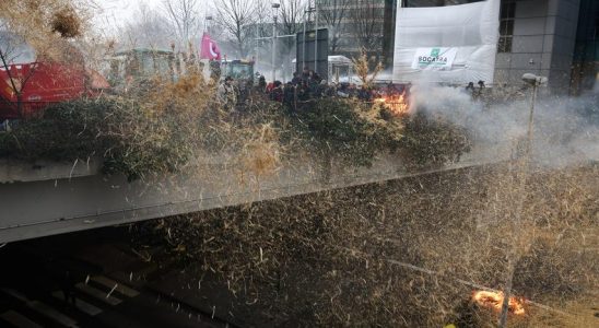 Fast tausend Traktoren legen waehrend erbitterten Bauernprotesten die Bruesseler Innenstadt