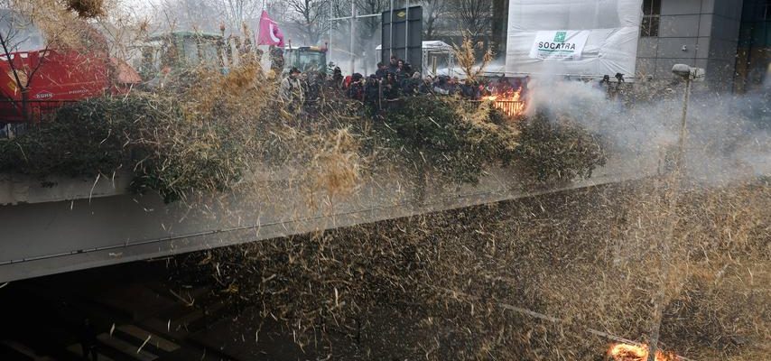Fast tausend Traktoren legen waehrend erbitterten Bauernprotesten die Bruesseler Innenstadt
