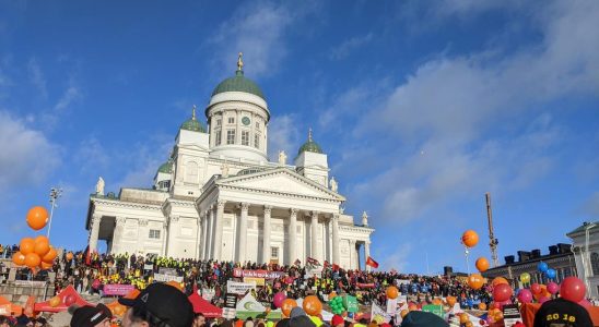 Finnen gehen wegen Reformen massenhaft auf die Strasse Im