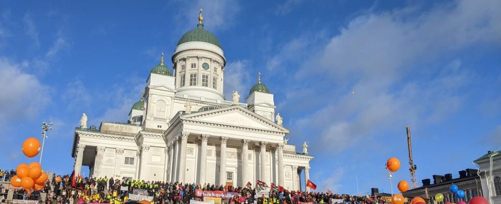 Finnen gehen wegen Reformen massenhaft auf die Strasse Im