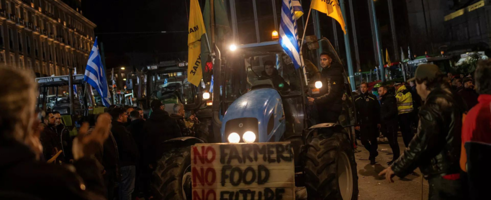 Griechische Landwirte schliessen sich am zweiten Tag dem Traktorenprotest vor