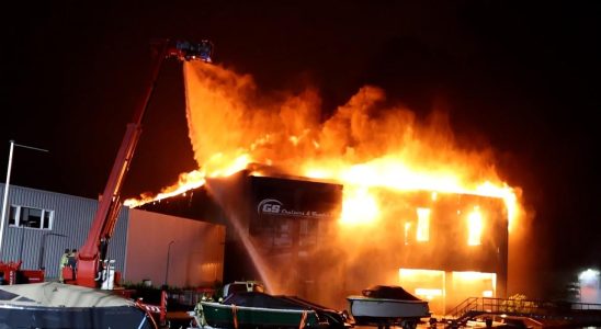 Grossbrand in Poeldijk unter Kontrolle Feuerwehr angegriffen und beworfen