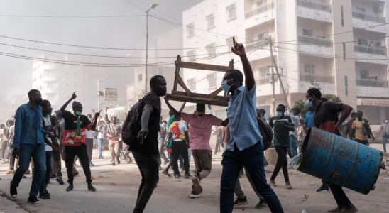 Im Senegal kommt es zu gewalttaetigen Protesten gegen verschobene Praesidentschaftswahlen