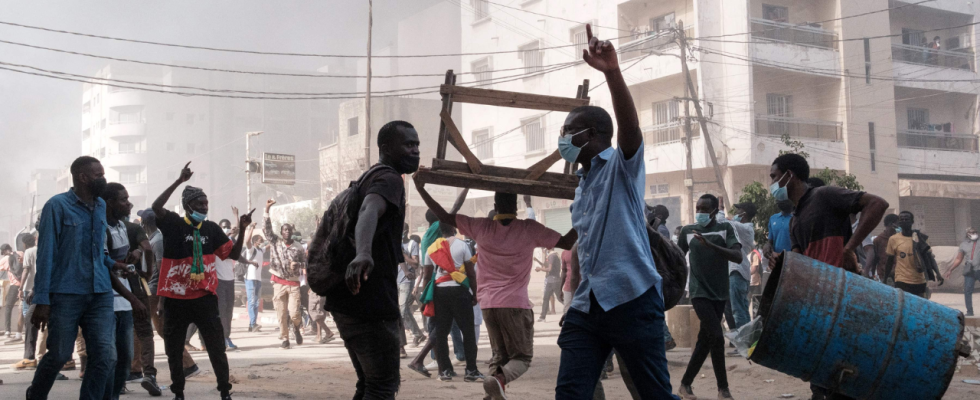 Im Senegal kommt es zu gewalttaetigen Protesten gegen verschobene Praesidentschaftswahlen