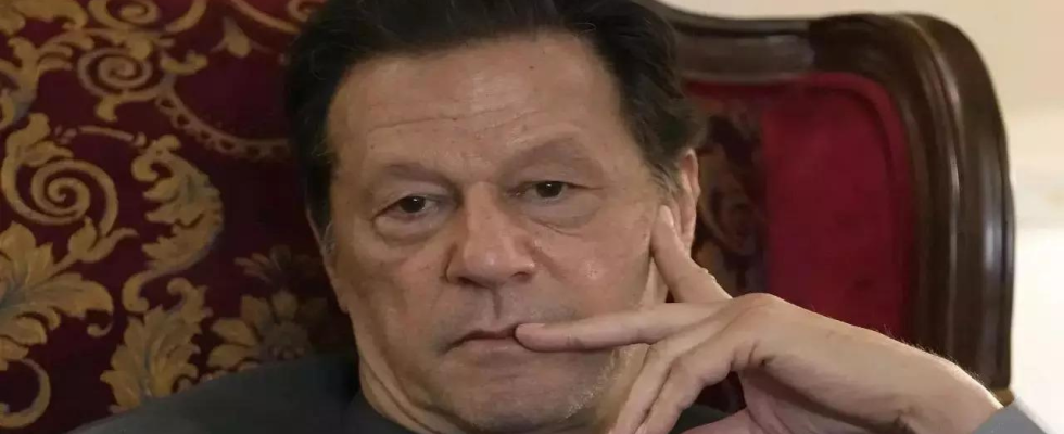 Imran Khans Partei behauptet das Leben seiner Frau Bushra sei